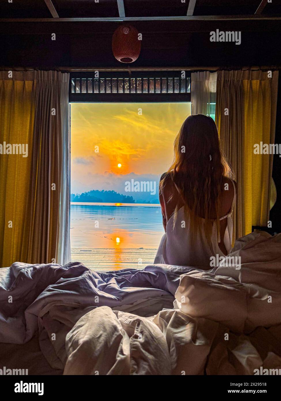 Bungalow galleggiante sul lago Cheow lan nel Parco Nazionale di Khao Sok a Surat Thani, Thailandia Foto Stock