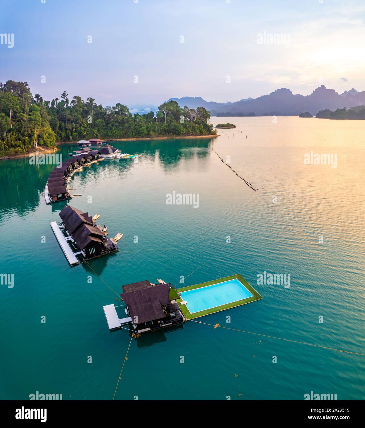 Bungalow galleggiante sul lago Cheow lan nel Parco Nazionale di Khao Sok a Surat Thani, Thailandia Foto Stock