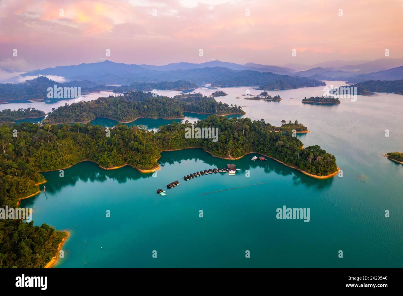 Bungalow galleggiante sul lago Cheow lan nel Parco Nazionale di Khao Sok a Surat Thani, Thailandia Foto Stock