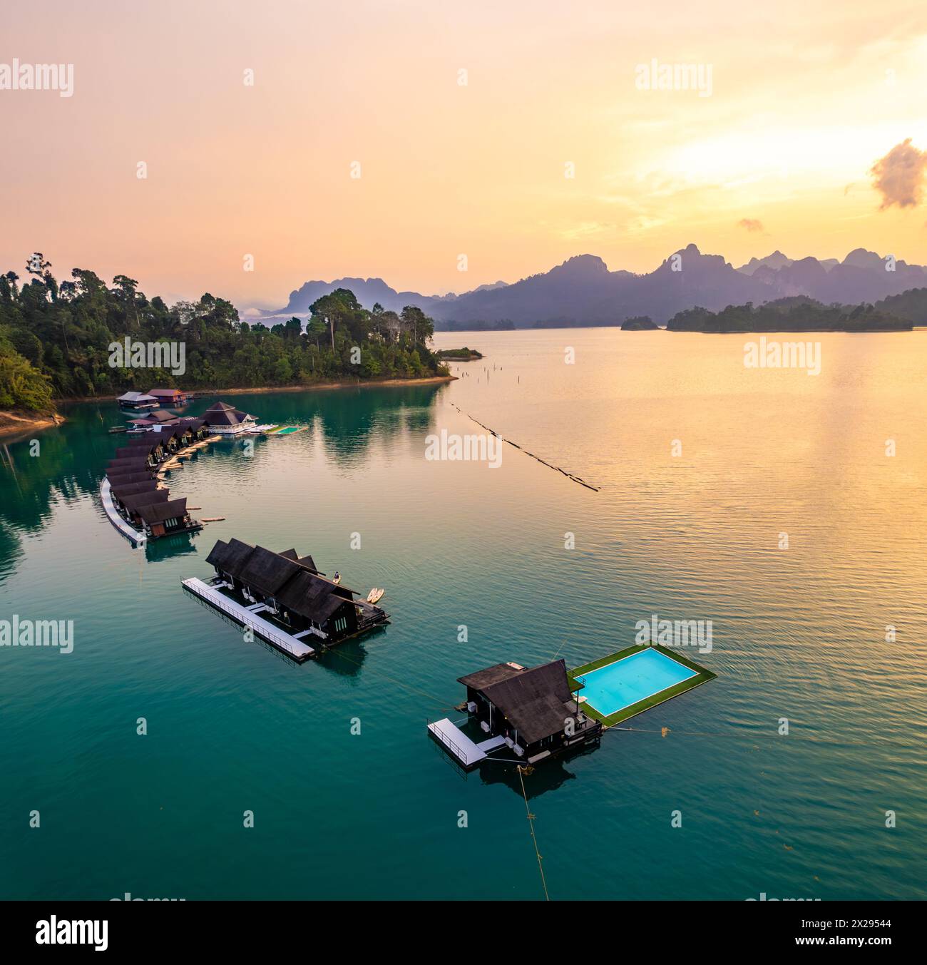Bungalow galleggiante sul lago Cheow lan nel Parco Nazionale di Khao Sok a Surat Thani, Thailandia Foto Stock