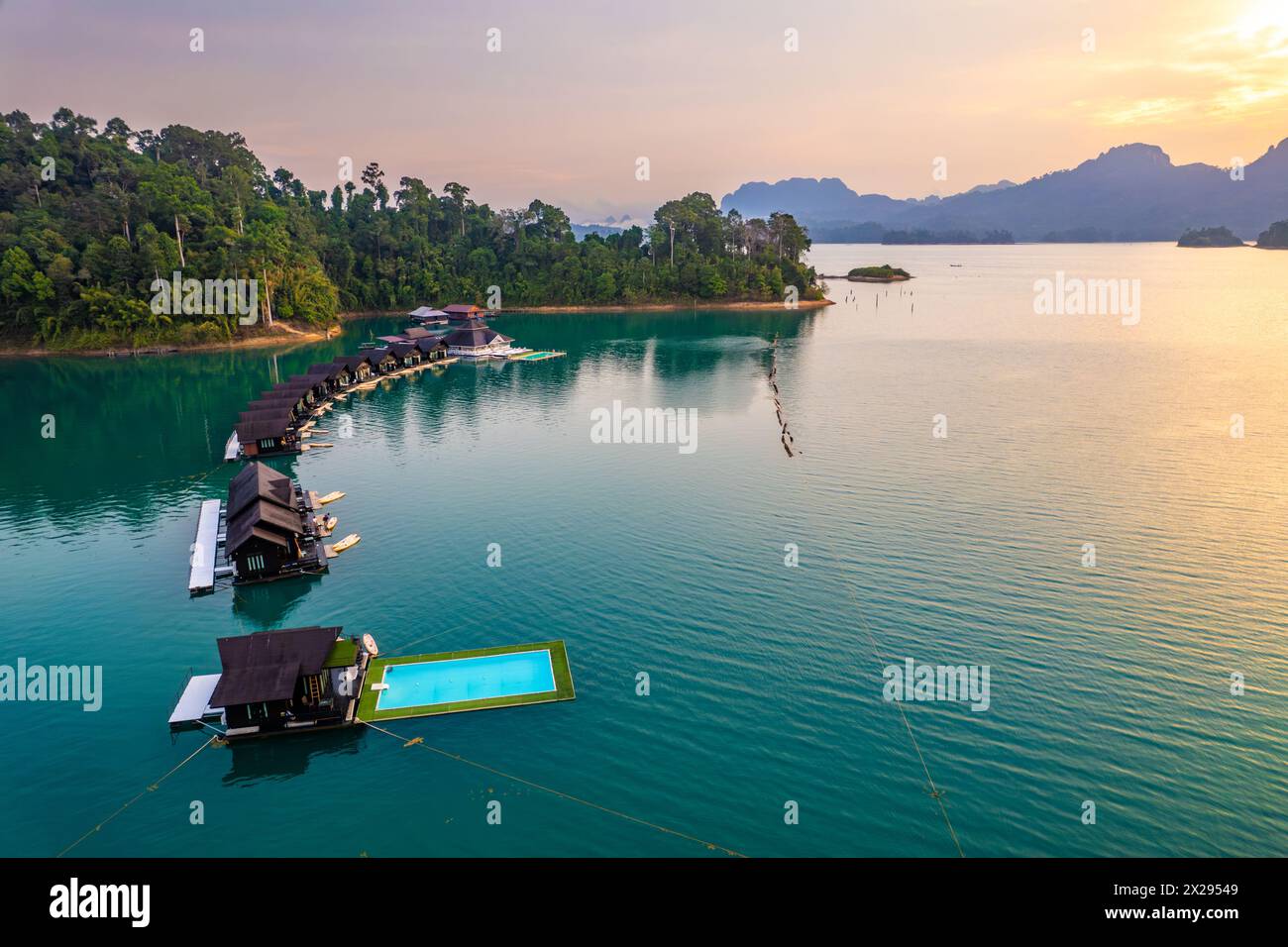 Bungalow galleggiante sul lago Cheow lan nel Parco Nazionale di Khao Sok a Surat Thani, Thailandia Foto Stock