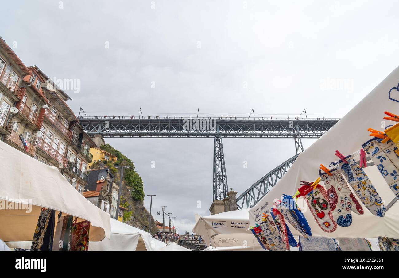 Mercato tradizionale a Ribeira, a Vila de Gaia a Porto, con il ponte Dom Luis i sullo sfondo con pedoni a piedi. Foto Stock
