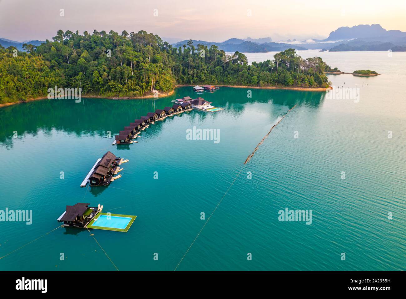 Bungalow galleggiante sul lago Cheow lan nel Parco Nazionale di Khao Sok a Surat Thani, Thailandia Foto Stock