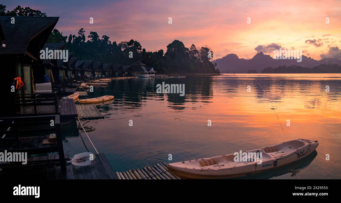 Bungalow galleggiante sul lago Cheow lan nel Parco Nazionale di Khao Sok a Surat Thani, Thailandia Foto Stock