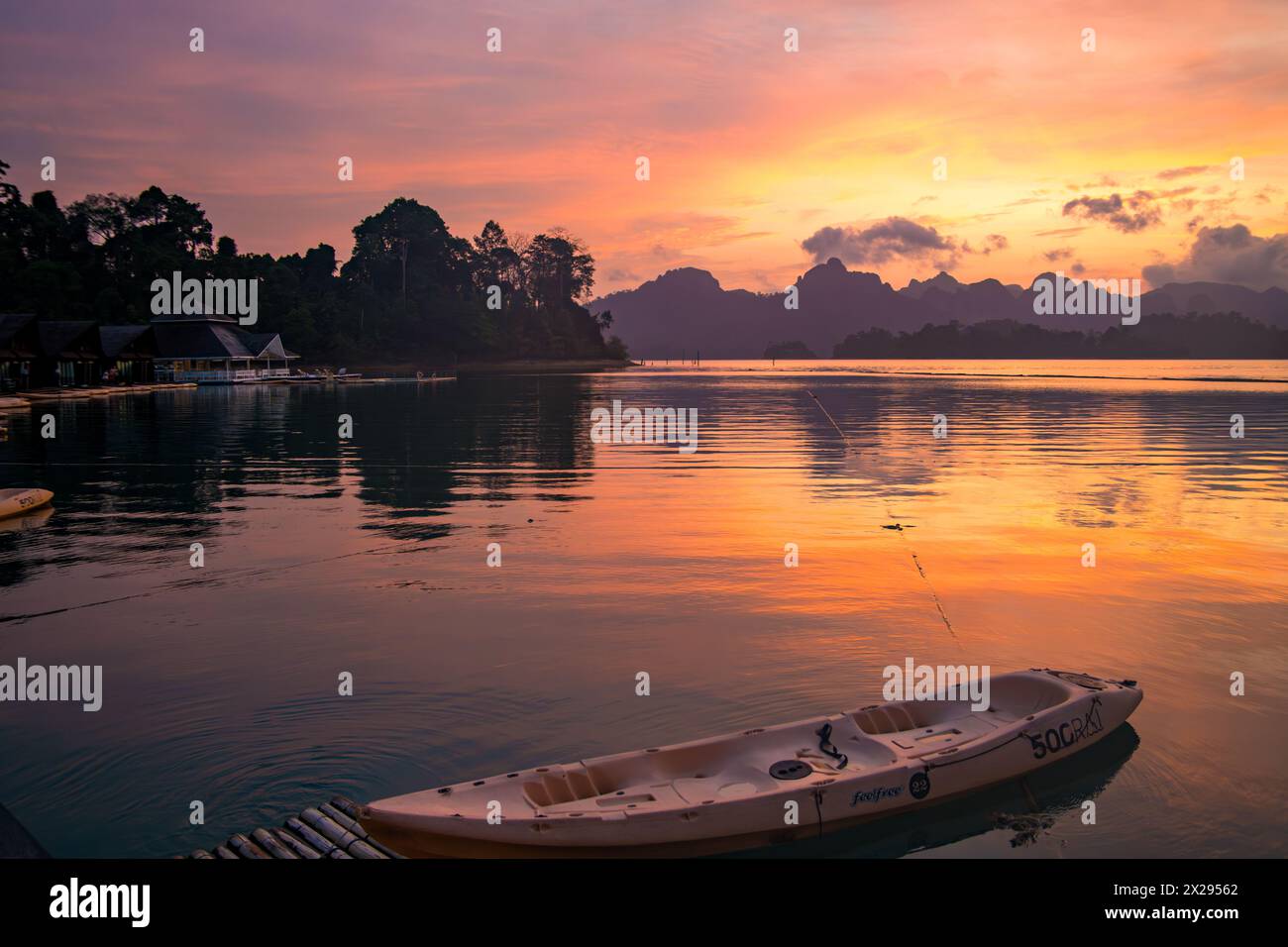 Bungalow galleggiante sul lago Cheow lan nel Parco Nazionale di Khao Sok a Surat Thani, Thailandia Foto Stock