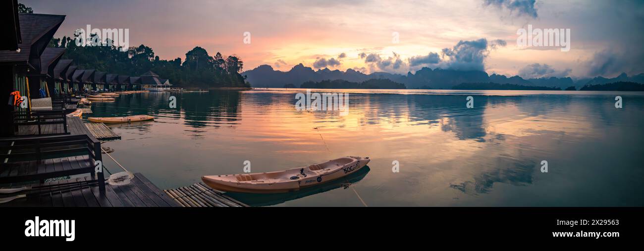 Bungalow galleggiante sul lago Cheow lan nel Parco Nazionale di Khao Sok a Surat Thani, Thailandia Foto Stock