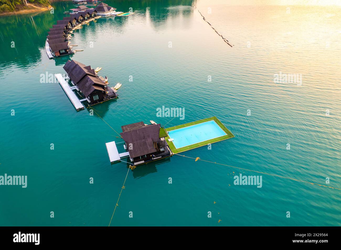 Bungalow galleggiante sul lago Cheow lan nel Parco Nazionale di Khao Sok a Surat Thani, Thailandia Foto Stock