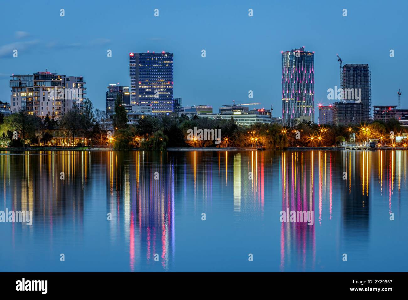 Lo skyline di Bucarest e il parco del lago Herastrau al crepuscolo. Foto scattata il 5 aprile 2024 a Bucarest, Romania. Foto Stock