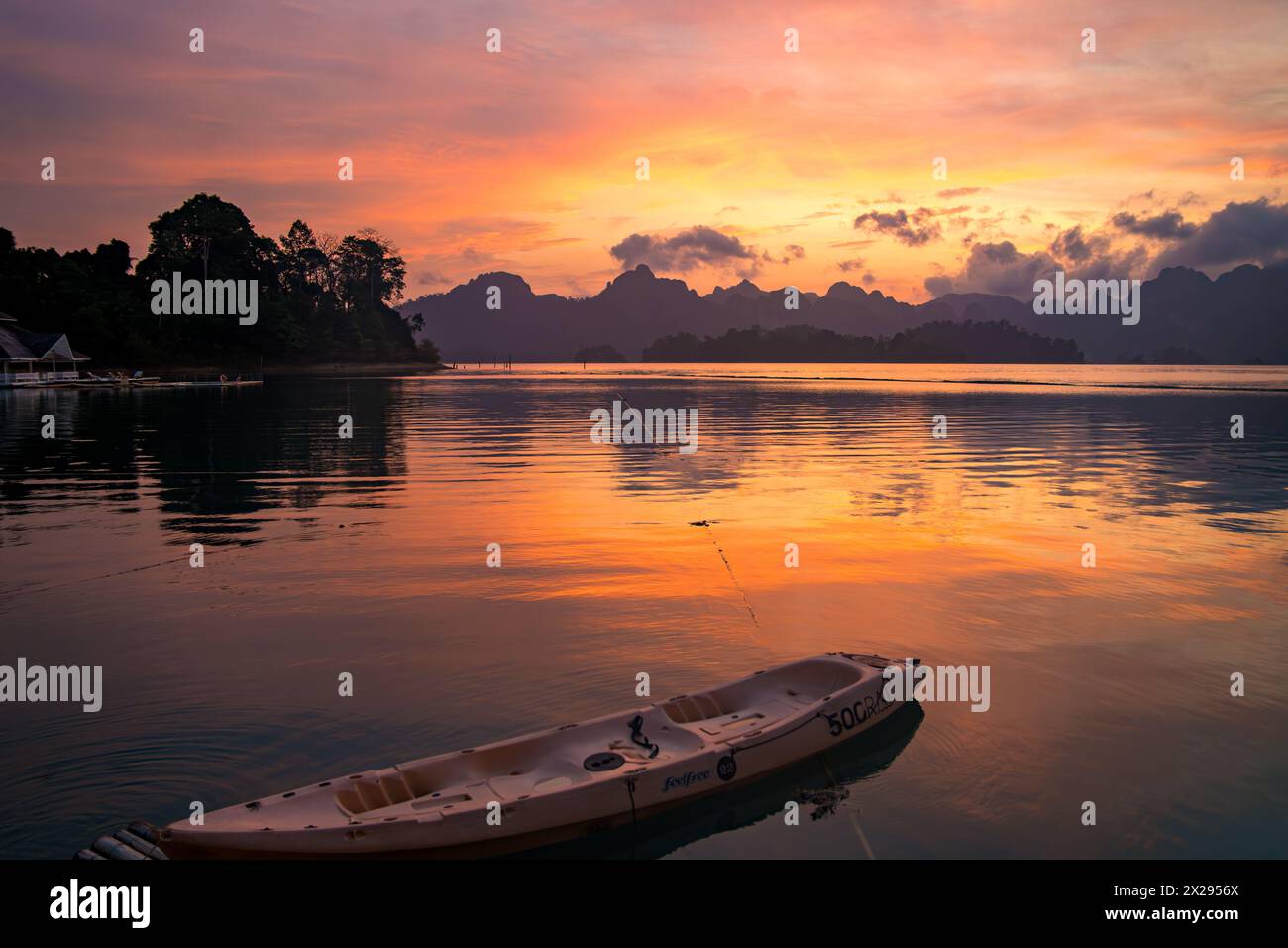 Bungalow galleggiante sul lago Cheow lan nel Parco Nazionale di Khao Sok a Surat Thani, Thailandia Foto Stock