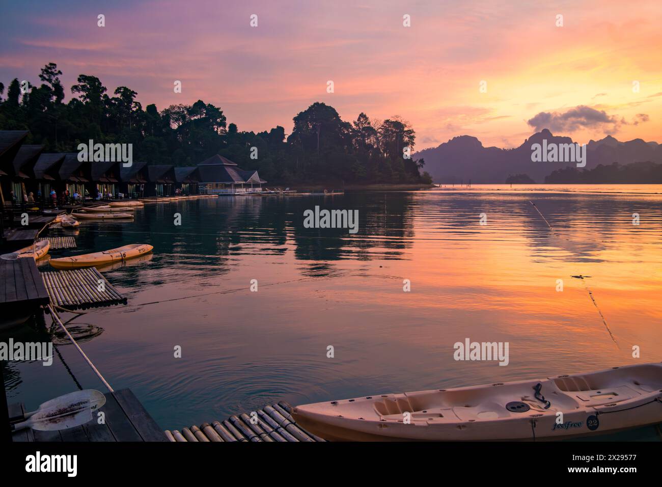 Bungalow galleggiante sul lago Cheow lan nel Parco Nazionale di Khao Sok a Surat Thani, Thailandia Foto Stock