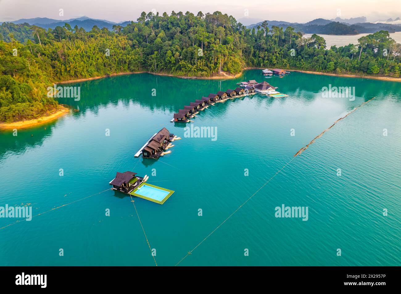 Bungalow galleggiante sul lago Cheow lan nel Parco Nazionale di Khao Sok a Surat Thani, Thailandia Foto Stock