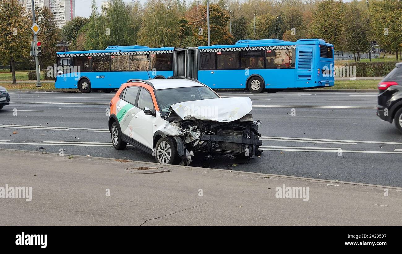 MOSCA, RUSSIA - 4 ottobre 2023: Incidente stradale che coinvolge una macchina per il carsharing Foto Stock