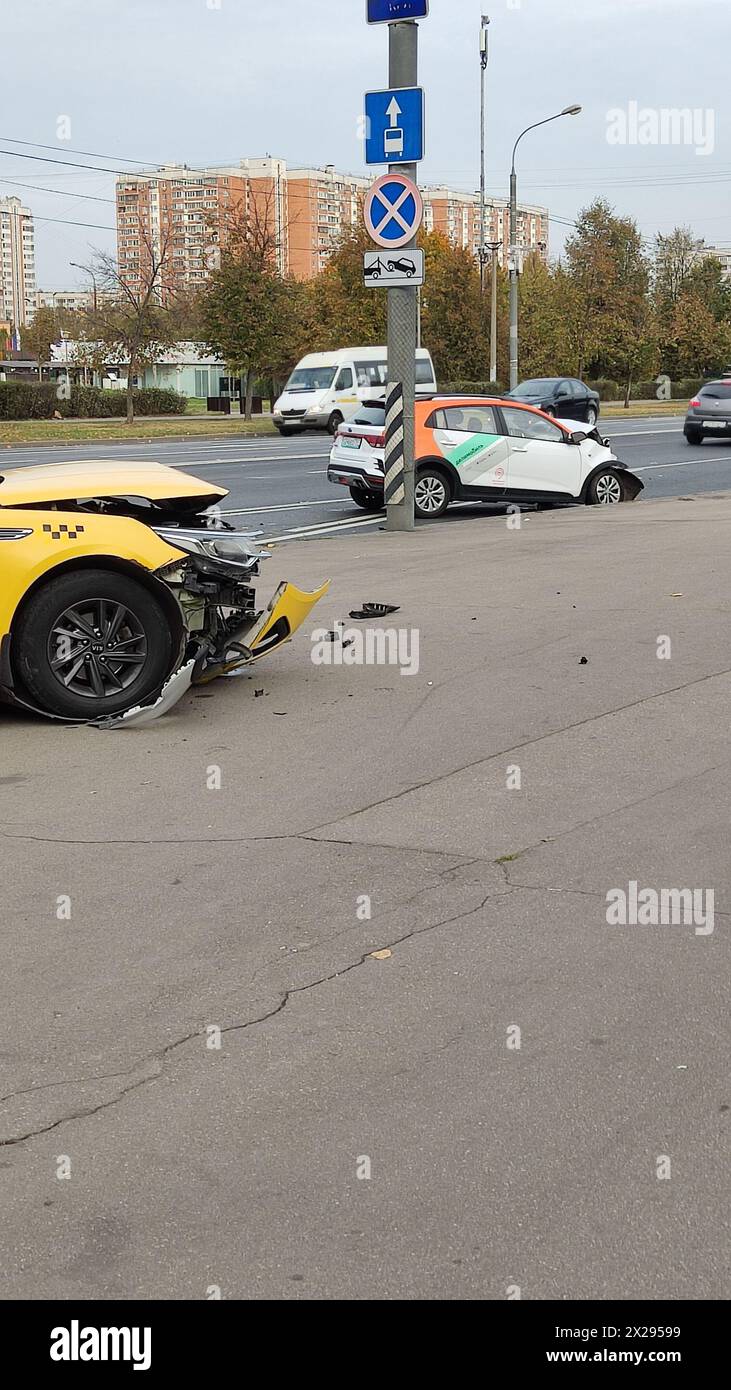 MOSCA, RUSSIA - 4 ottobre 2023: Incidente stradale che coinvolge un taxi giallo e una macchina per il carsharing Foto Stock