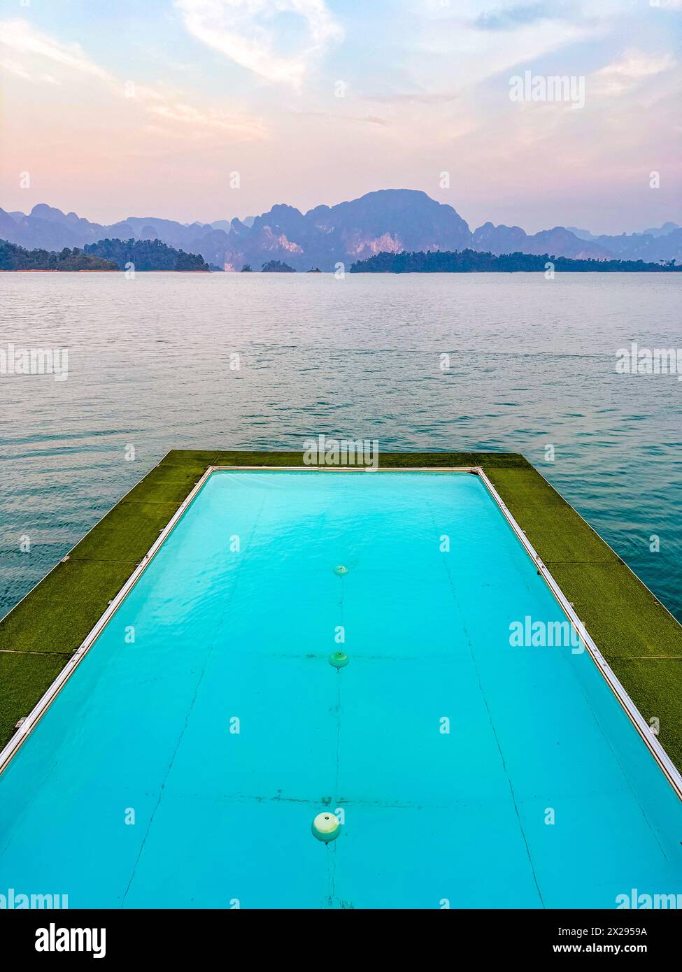 Bungalow galleggiante sul lago Cheow lan nel Parco Nazionale di Khao Sok a Surat Thani, Thailandia Foto Stock