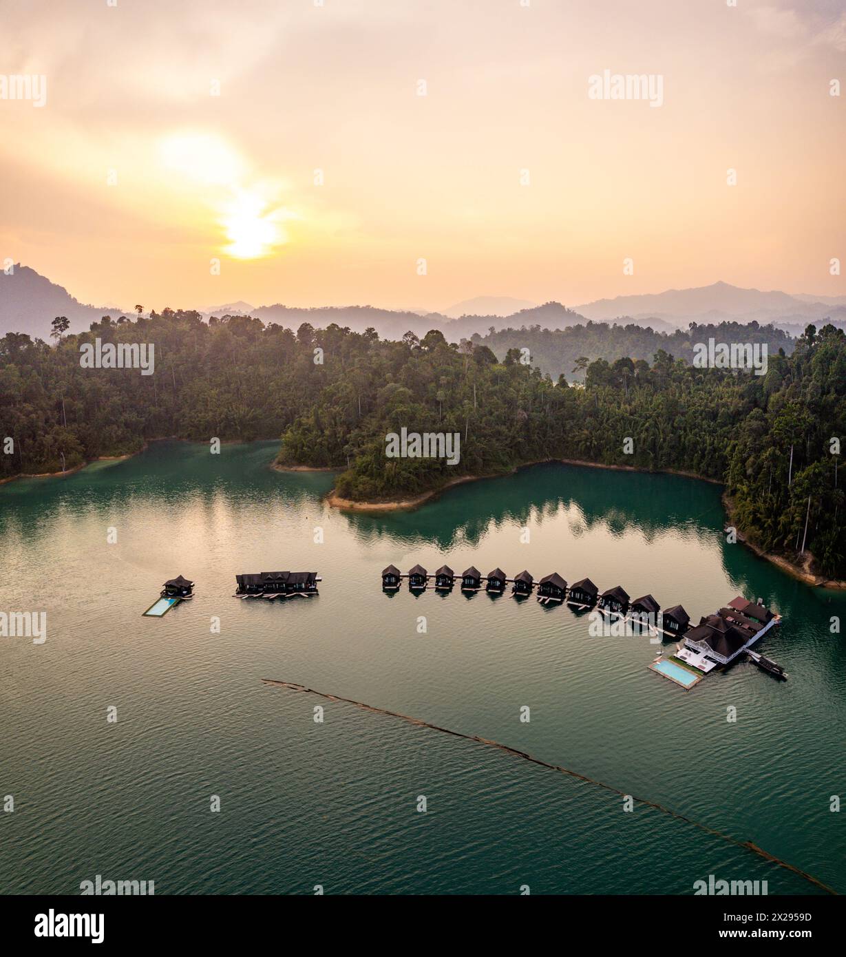 Bungalow galleggiante sul lago Cheow lan nel Parco Nazionale di Khao Sok a Surat Thani, Thailandia Foto Stock