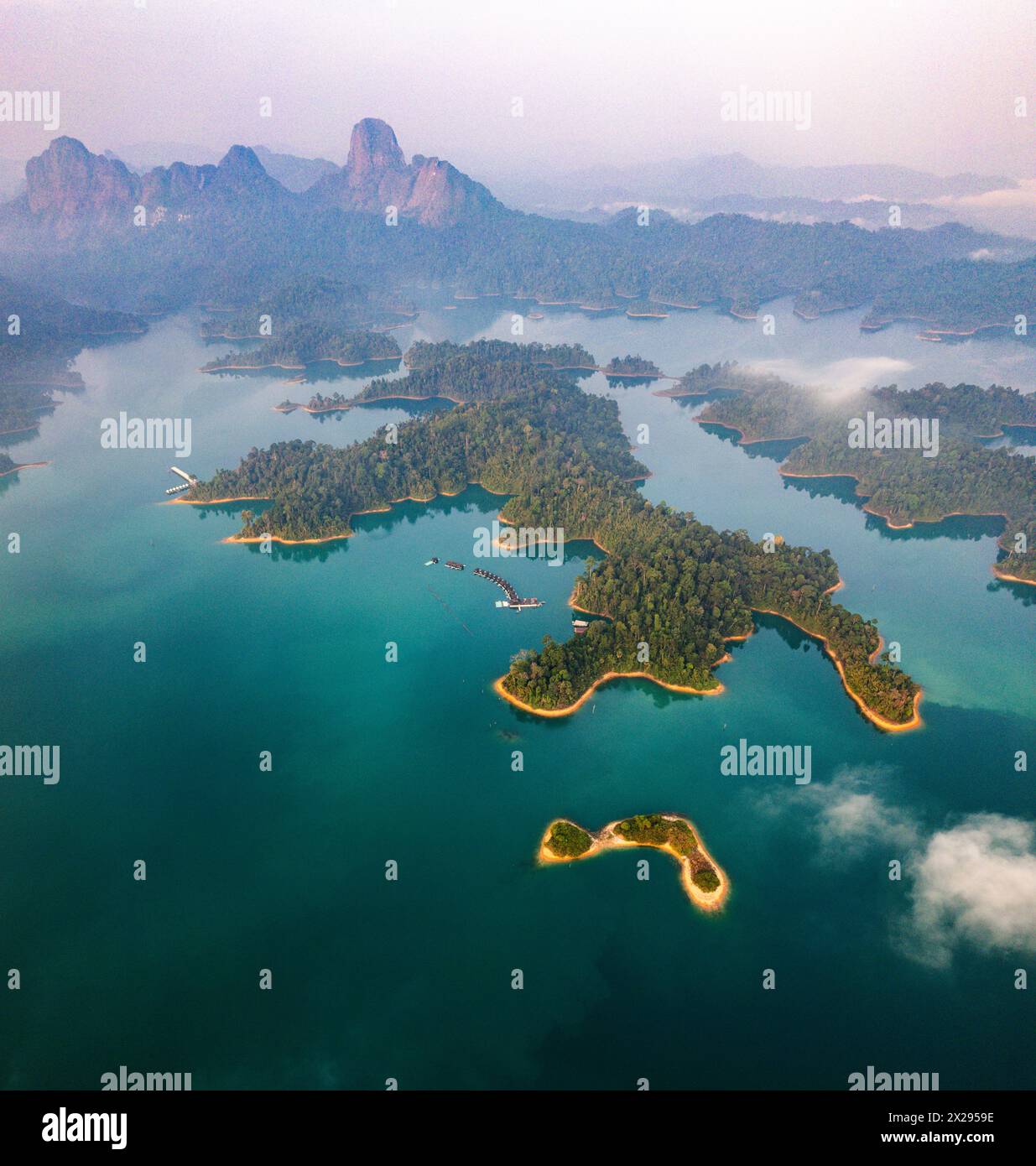 Bungalow galleggiante sul lago Cheow lan nel Parco Nazionale di Khao Sok a Surat Thani, Thailandia Foto Stock