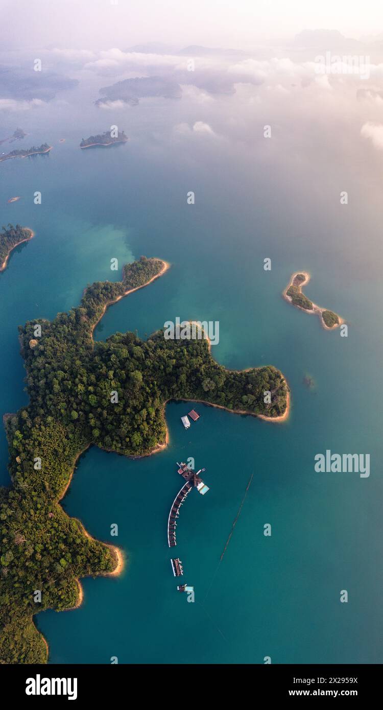 Bungalow galleggiante sul lago Cheow lan nel Parco Nazionale di Khao Sok a Surat Thani, Thailandia Foto Stock