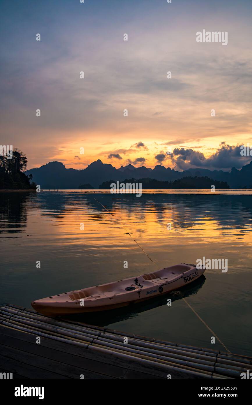 Bungalow galleggiante sul lago Cheow lan nel Parco Nazionale di Khao Sok a Surat Thani, Thailandia Foto Stock