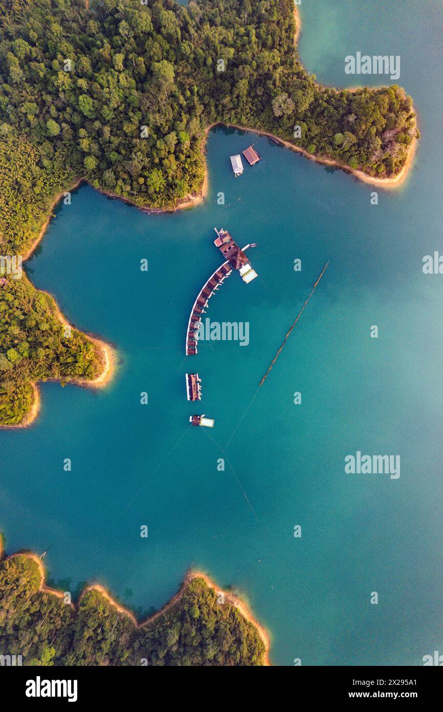 Bungalow galleggiante sul lago Cheow lan nel Parco Nazionale di Khao Sok a Surat Thani, Thailandia Foto Stock