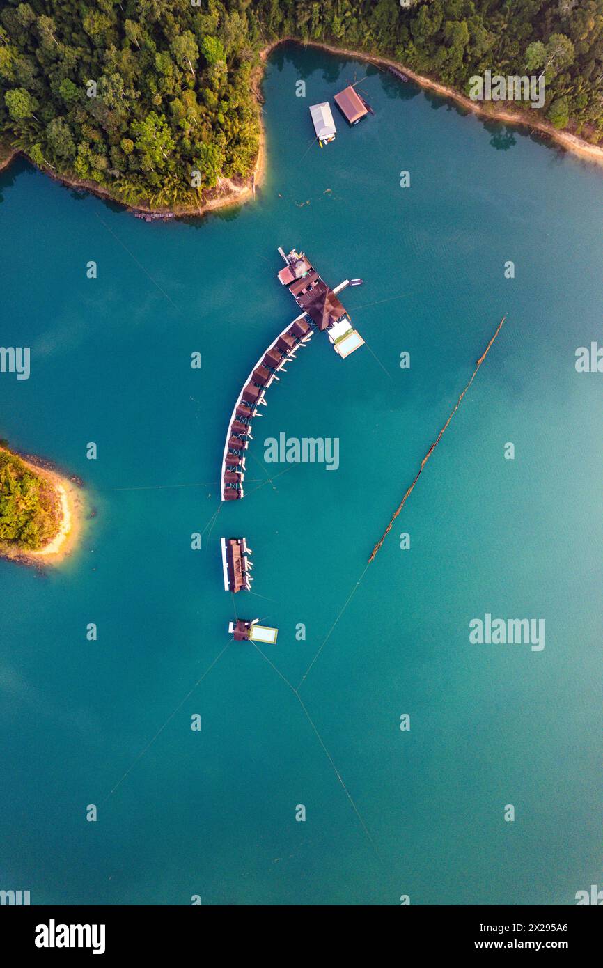 Bungalow galleggiante sul lago Cheow lan nel Parco Nazionale di Khao Sok a Surat Thani, Thailandia Foto Stock