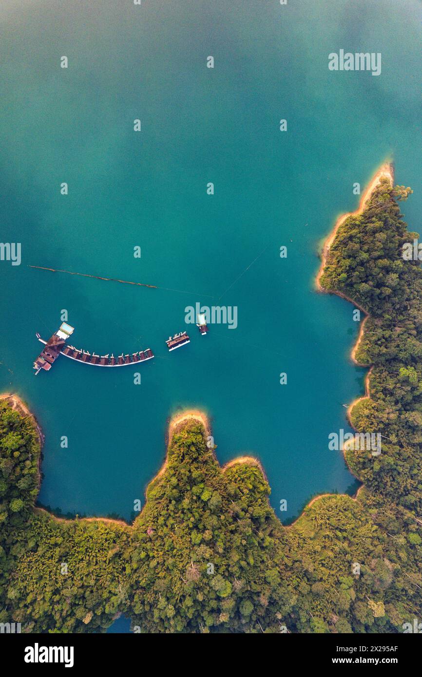 Bungalow galleggiante sul lago Cheow lan nel Parco Nazionale di Khao Sok a Surat Thani, Thailandia Foto Stock