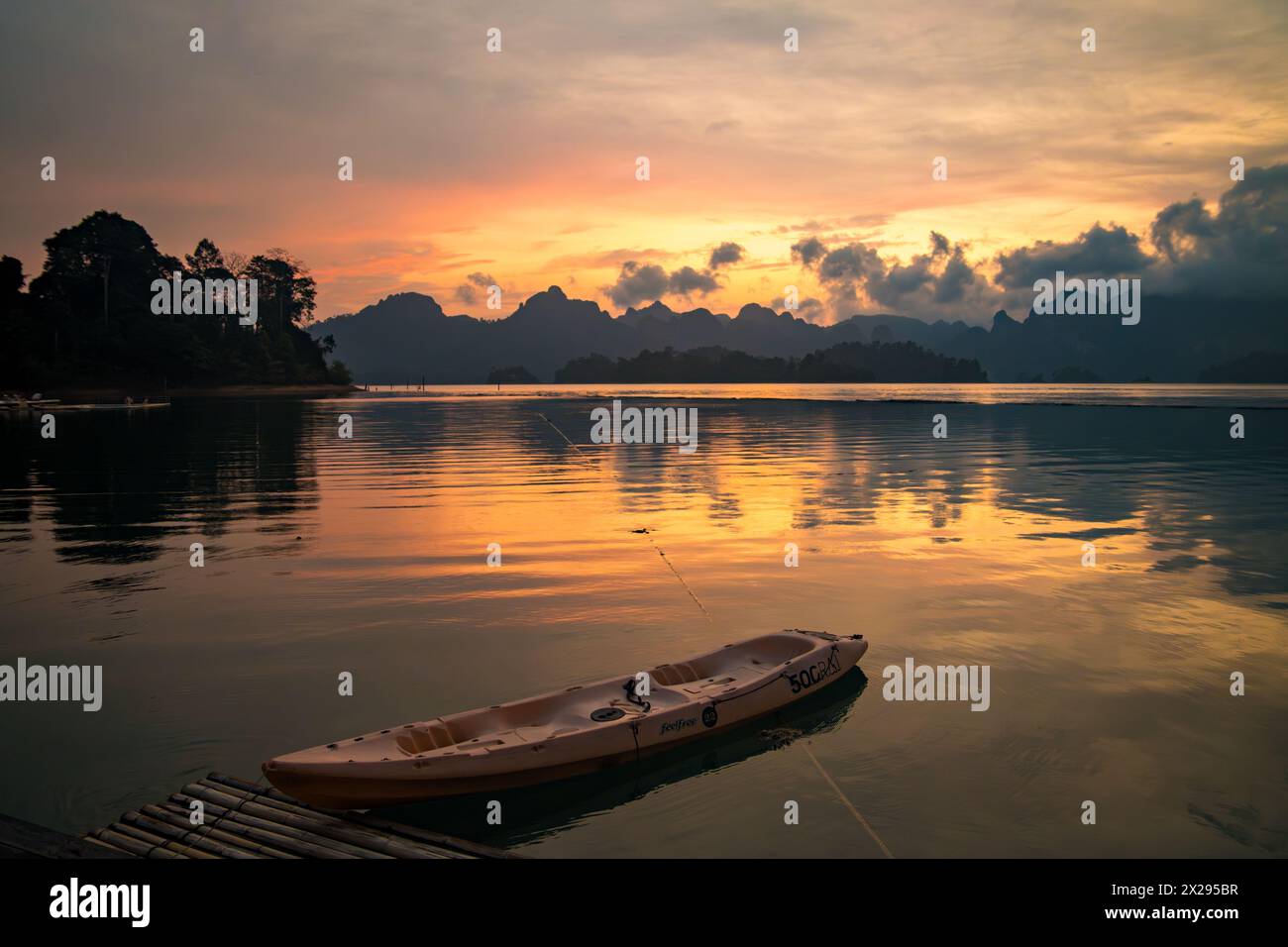 Bungalow galleggiante sul lago Cheow lan nel Parco Nazionale di Khao Sok a Surat Thani, Thailandia Foto Stock