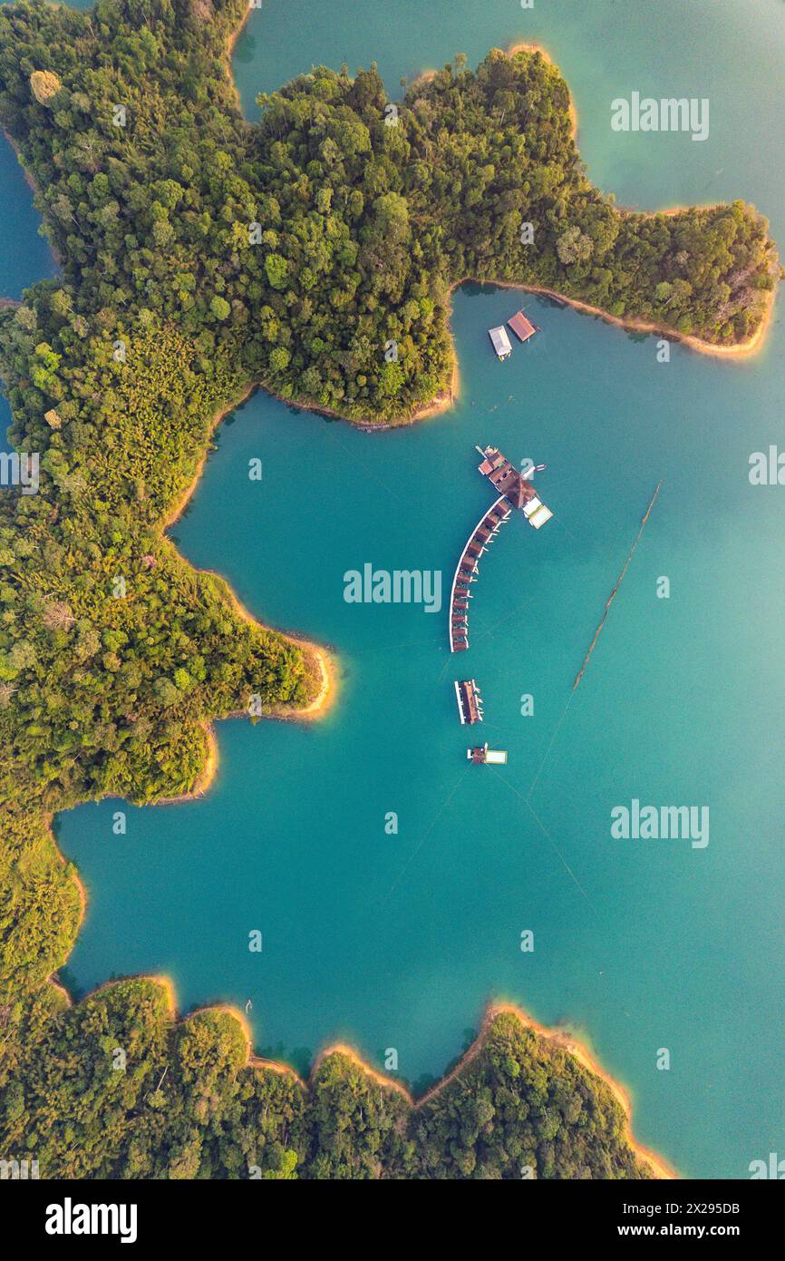 Bungalow galleggiante sul lago Cheow lan nel Parco Nazionale di Khao Sok a Surat Thani, Thailandia Foto Stock