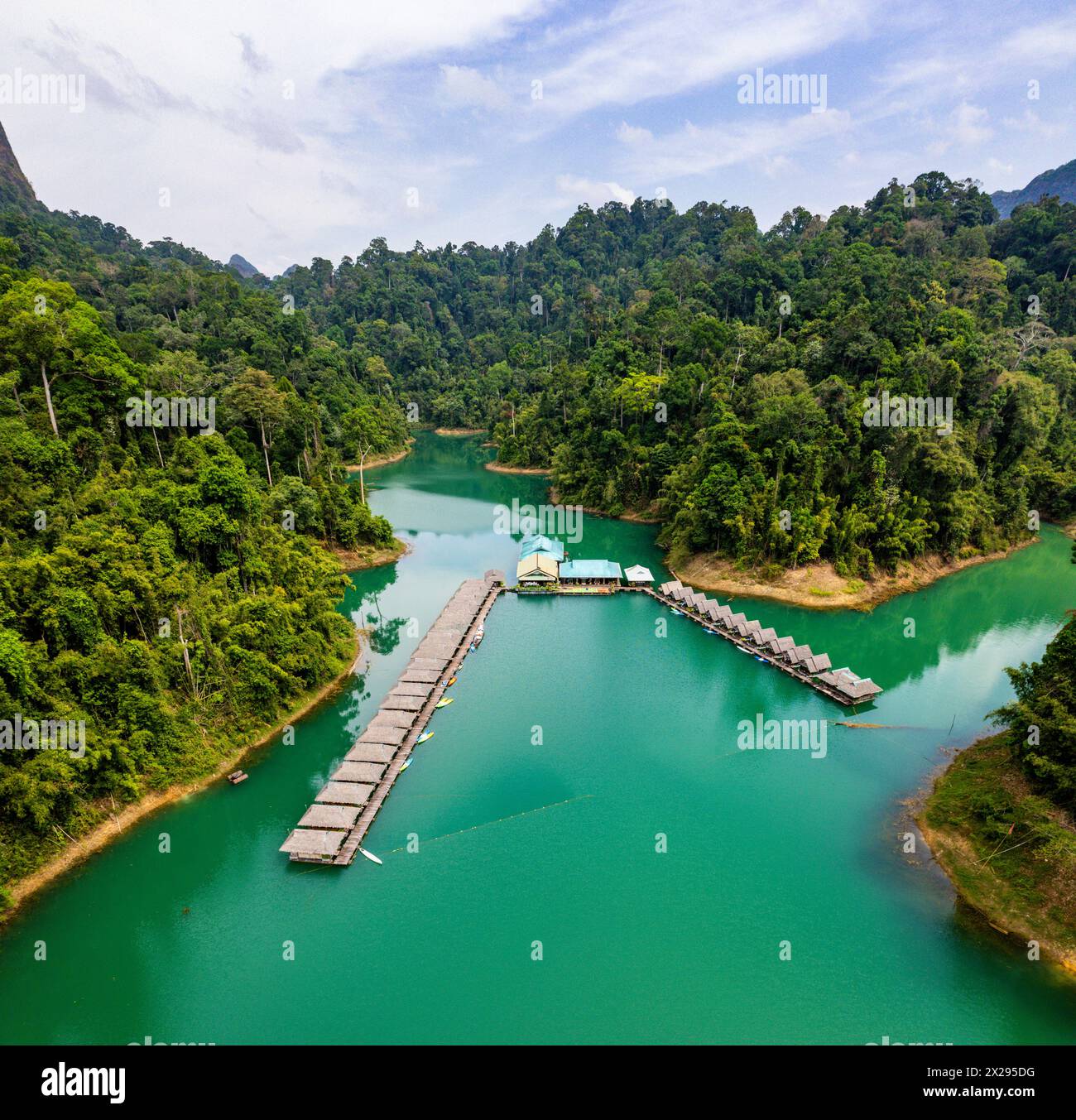 Bungalow galleggiante sul lago Cheow lan nel Parco Nazionale di Khao Sok a Surat Thani, Thailandia Foto Stock