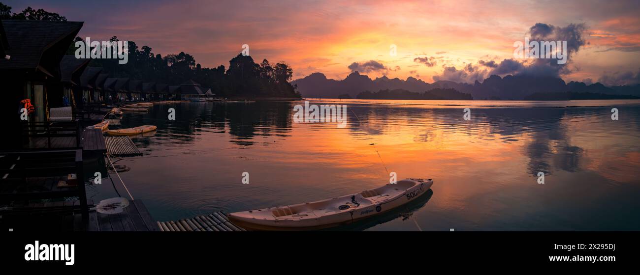 Bungalow galleggiante sul lago Cheow lan nel Parco Nazionale di Khao Sok a Surat Thani, Thailandia Foto Stock