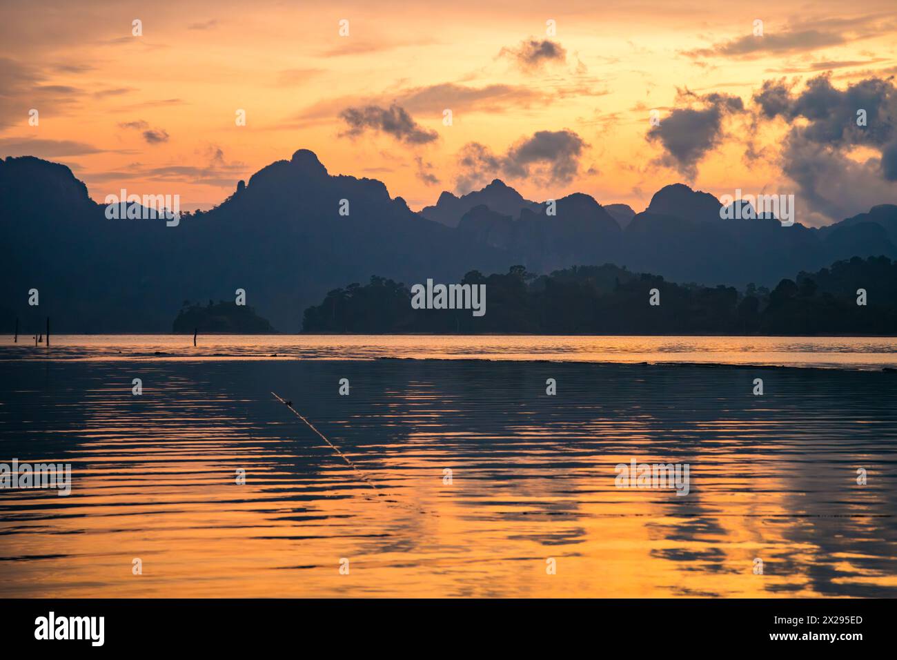Bungalow galleggiante sul lago Cheow lan nel Parco Nazionale di Khao Sok a Surat Thani, Thailandia Foto Stock