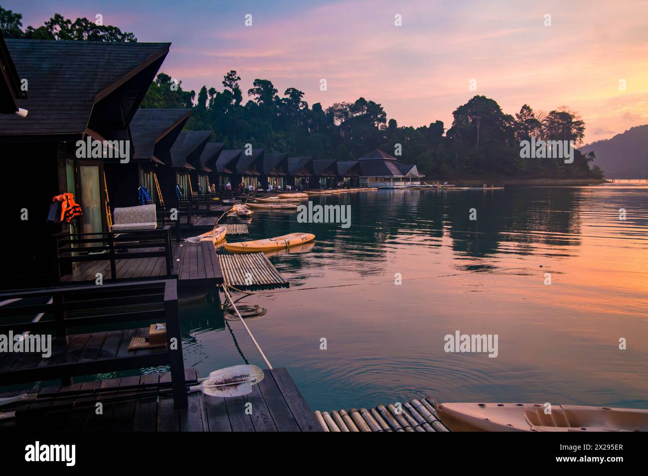 Bungalow galleggiante sul lago Cheow lan nel Parco Nazionale di Khao Sok a Surat Thani, Thailandia Foto Stock