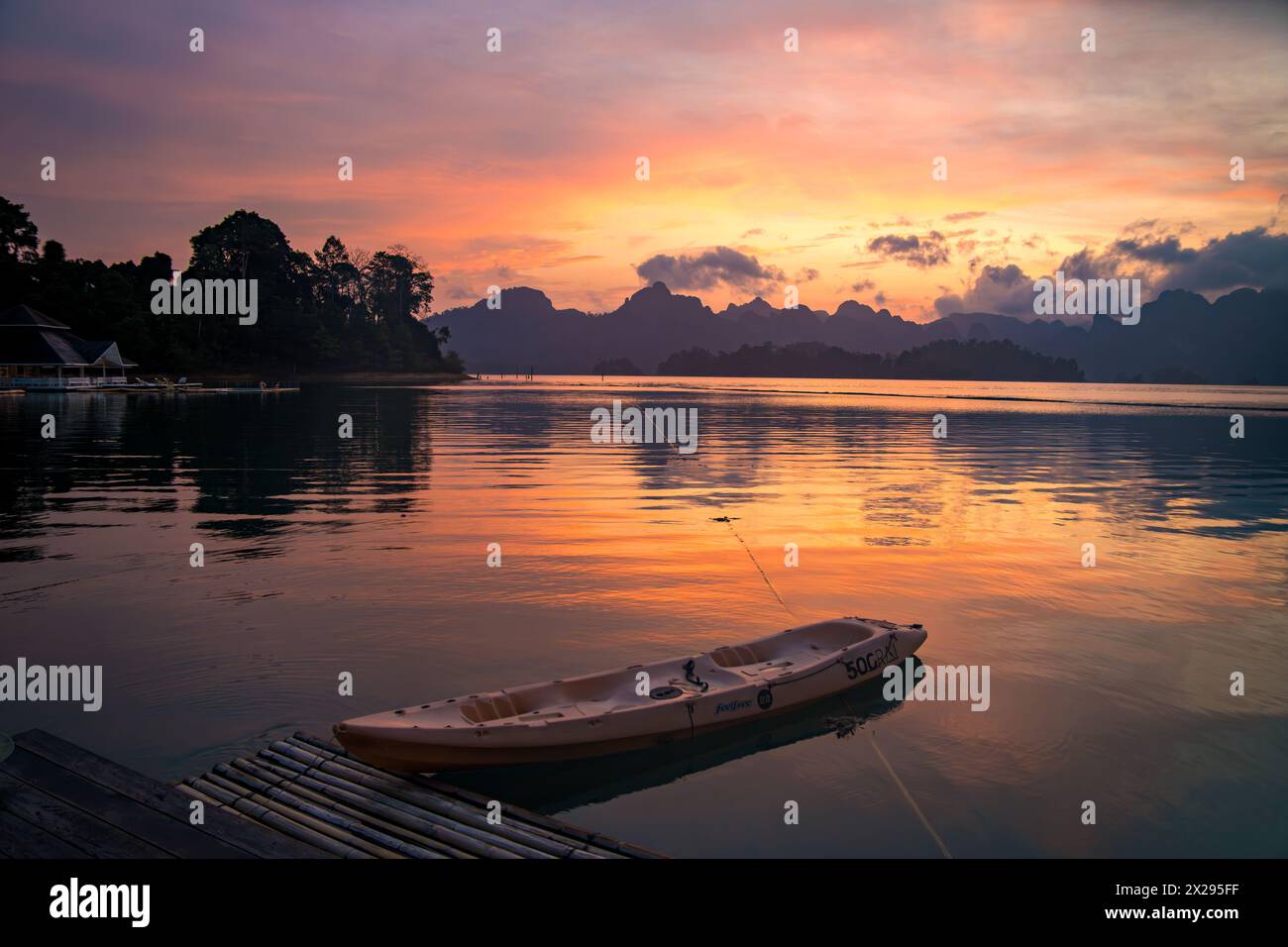Bungalow galleggiante sul lago Cheow lan nel Parco Nazionale di Khao Sok a Surat Thani, Thailandia Foto Stock