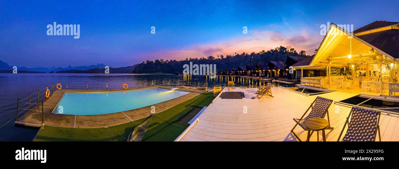 Bungalow galleggiante sul lago Cheow lan nel Parco Nazionale di Khao Sok a Surat Thani, Thailandia Foto Stock