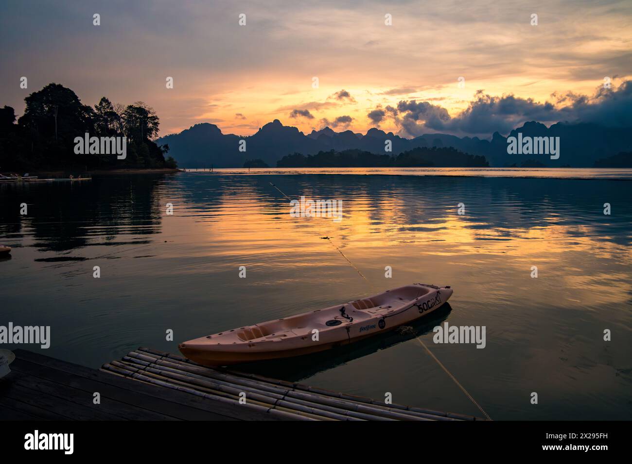 Bungalow galleggiante sul lago Cheow lan nel Parco Nazionale di Khao Sok a Surat Thani, Thailandia Foto Stock