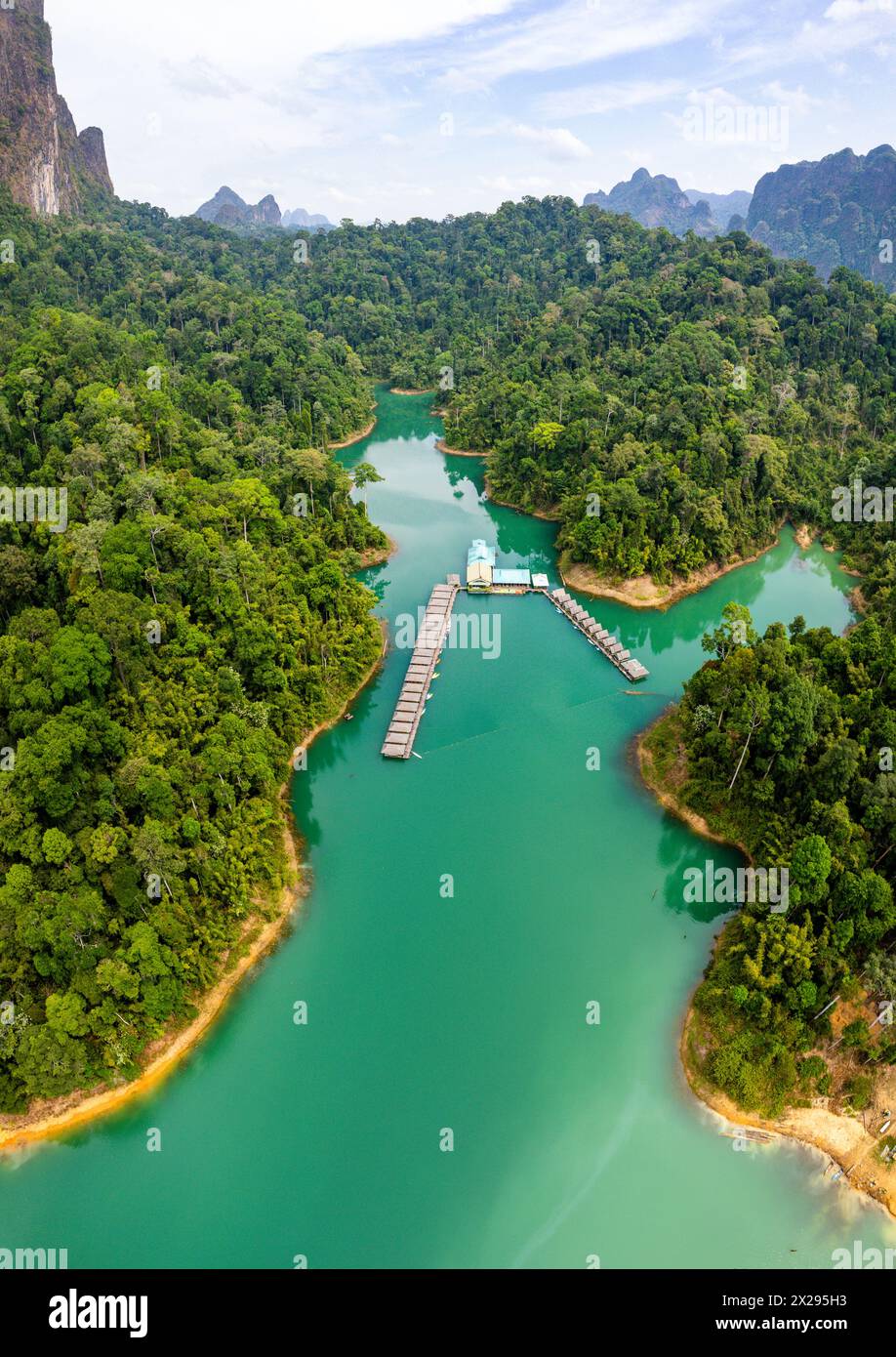 Bungalow galleggiante sul lago Cheow lan nel Parco Nazionale di Khao Sok a Surat Thani, Thailandia Foto Stock