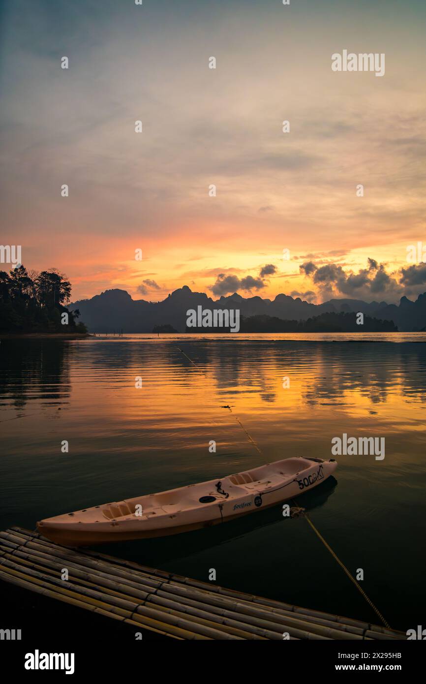 Bungalow galleggiante sul lago Cheow lan nel Parco Nazionale di Khao Sok a Surat Thani, Thailandia Foto Stock