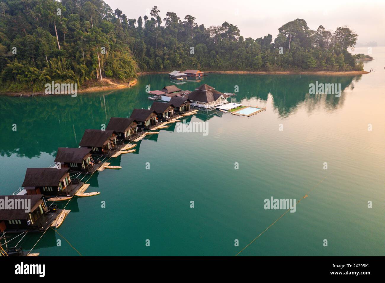 Bungalow galleggiante sul lago Cheow lan nel Parco Nazionale di Khao Sok a Surat Thani, Thailandia Foto Stock