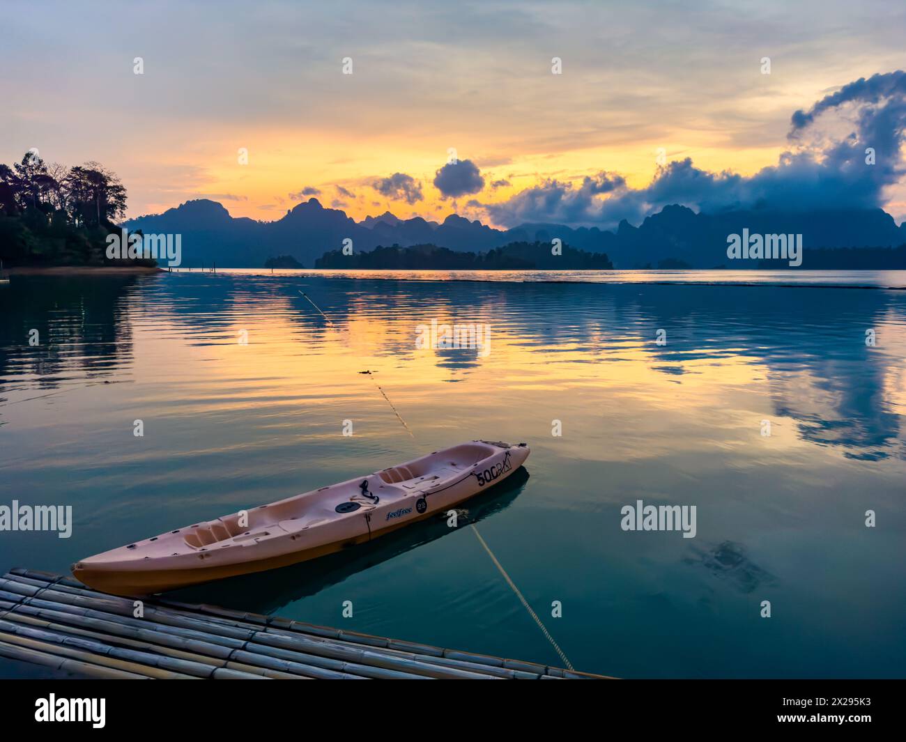 Bungalow galleggiante sul lago Cheow lan nel Parco Nazionale di Khao Sok a Surat Thani, Thailandia Foto Stock