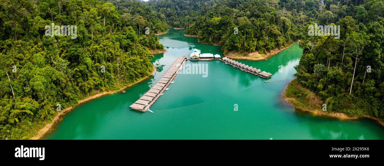 Bungalow galleggiante sul lago Cheow lan nel Parco Nazionale di Khao Sok a Surat Thani, Thailandia Foto Stock