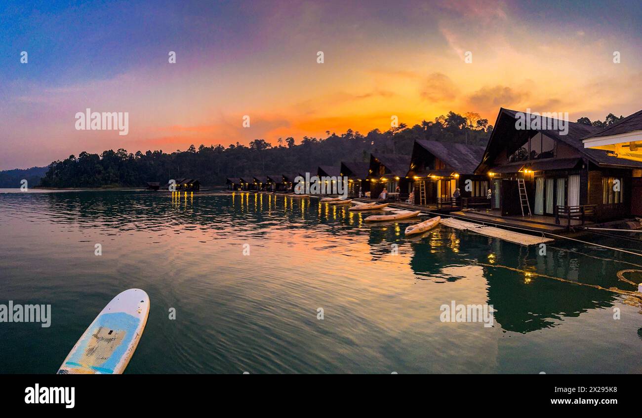 Bungalow galleggiante sul lago Cheow lan nel Parco Nazionale di Khao Sok a Surat Thani, Thailandia Foto Stock