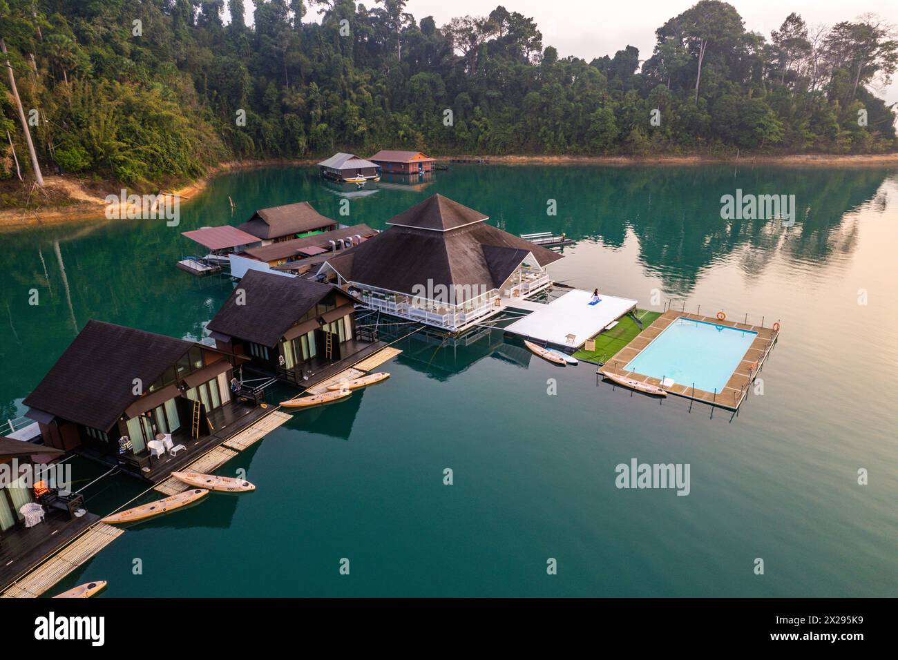 Bungalow galleggiante sul lago Cheow lan nel Parco Nazionale di Khao Sok a Surat Thani, Thailandia Foto Stock