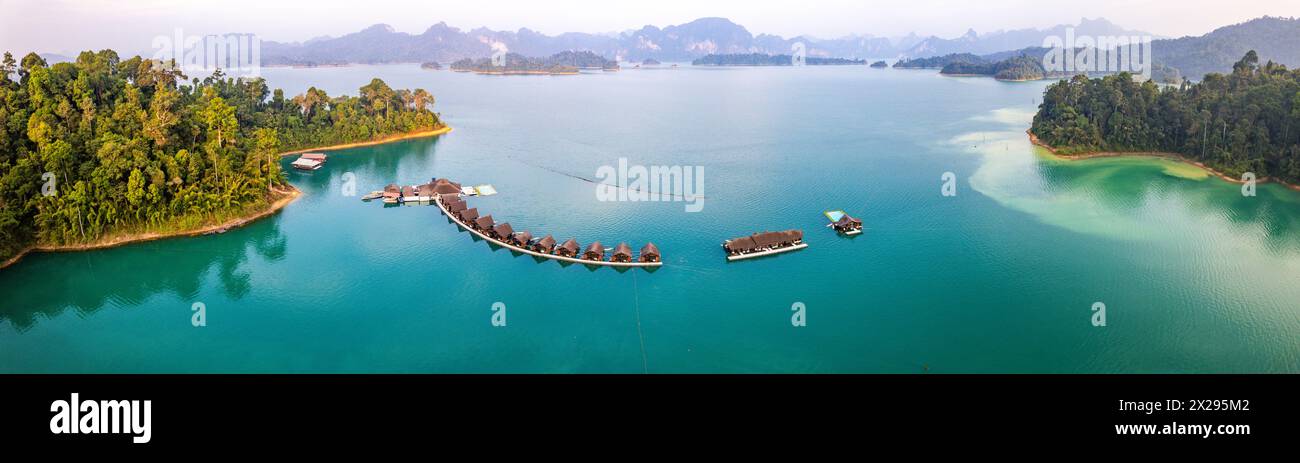 Bungalow galleggiante sul lago Cheow lan nel Parco Nazionale di Khao Sok a Surat Thani, Thailandia Foto Stock