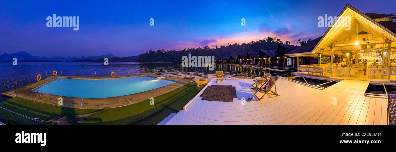 Bungalow galleggiante sul lago Cheow lan nel Parco Nazionale di Khao Sok a Surat Thani, Thailandia Foto Stock