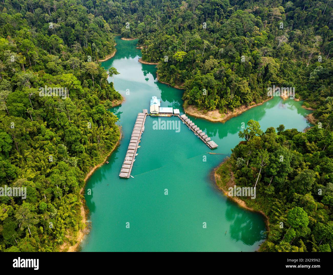 Bungalow galleggiante sul lago Cheow lan nel Parco Nazionale di Khao Sok a Surat Thani, Thailandia Foto Stock