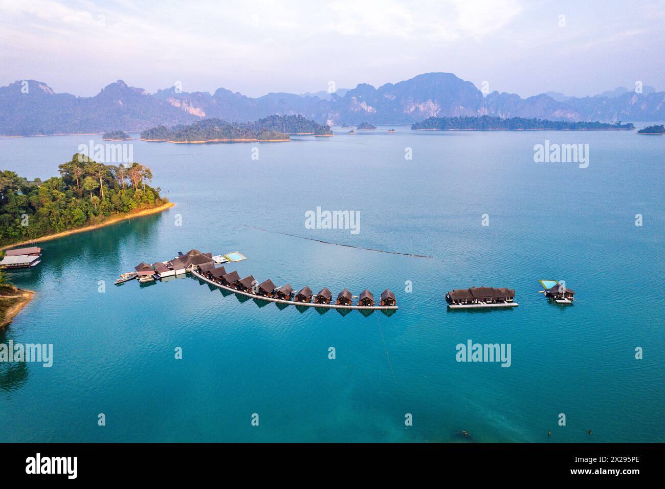 Bungalow galleggiante sul lago Cheow lan nel Parco Nazionale di Khao Sok a Surat Thani, Thailandia Foto Stock