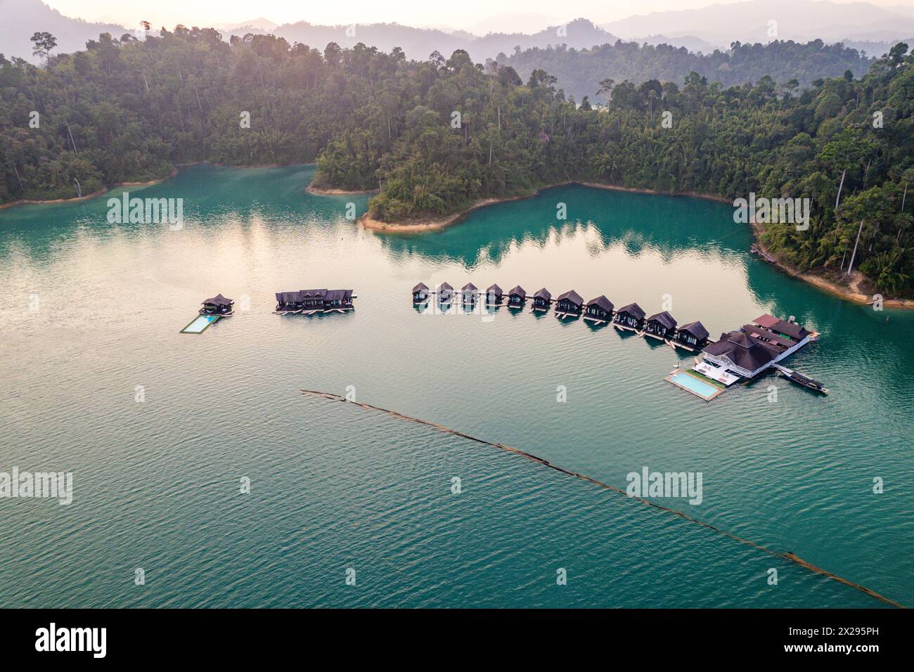 Bungalow galleggiante sul lago Cheow lan nel Parco Nazionale di Khao Sok a Surat Thani, Thailandia Foto Stock