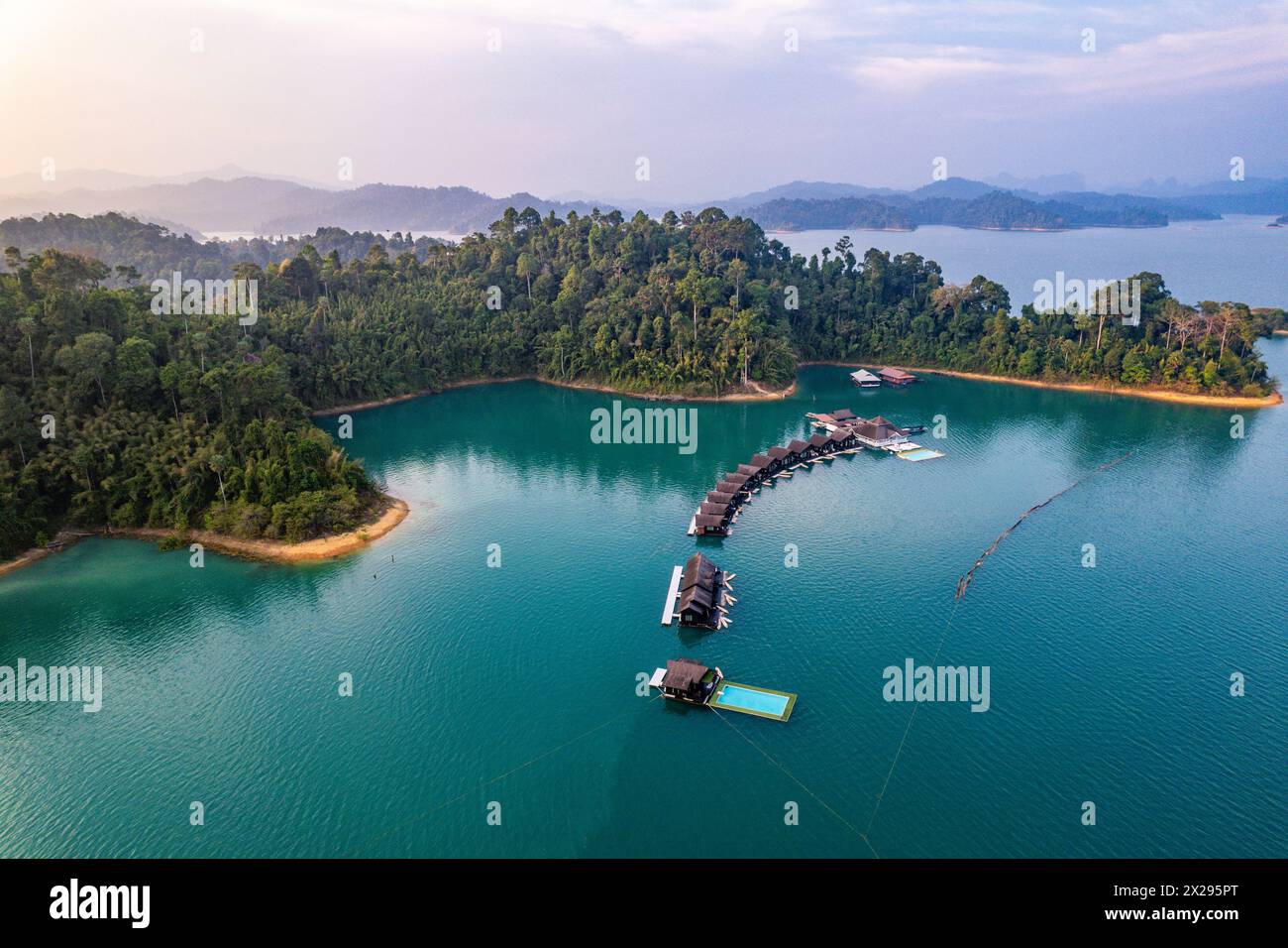 Bungalow galleggiante sul lago Cheow lan nel Parco Nazionale di Khao Sok a Surat Thani, Thailandia Foto Stock