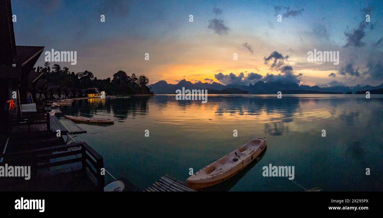 Bungalow galleggiante sul lago Cheow lan nel Parco Nazionale di Khao Sok a Surat Thani, Thailandia Foto Stock