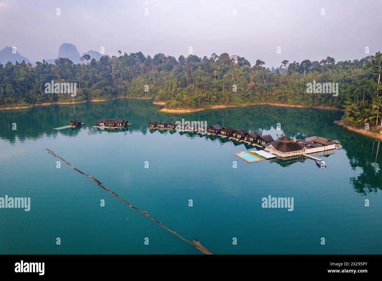 Bungalow galleggiante sul lago Cheow lan nel Parco Nazionale di Khao Sok a Surat Thani, Thailandia Foto Stock