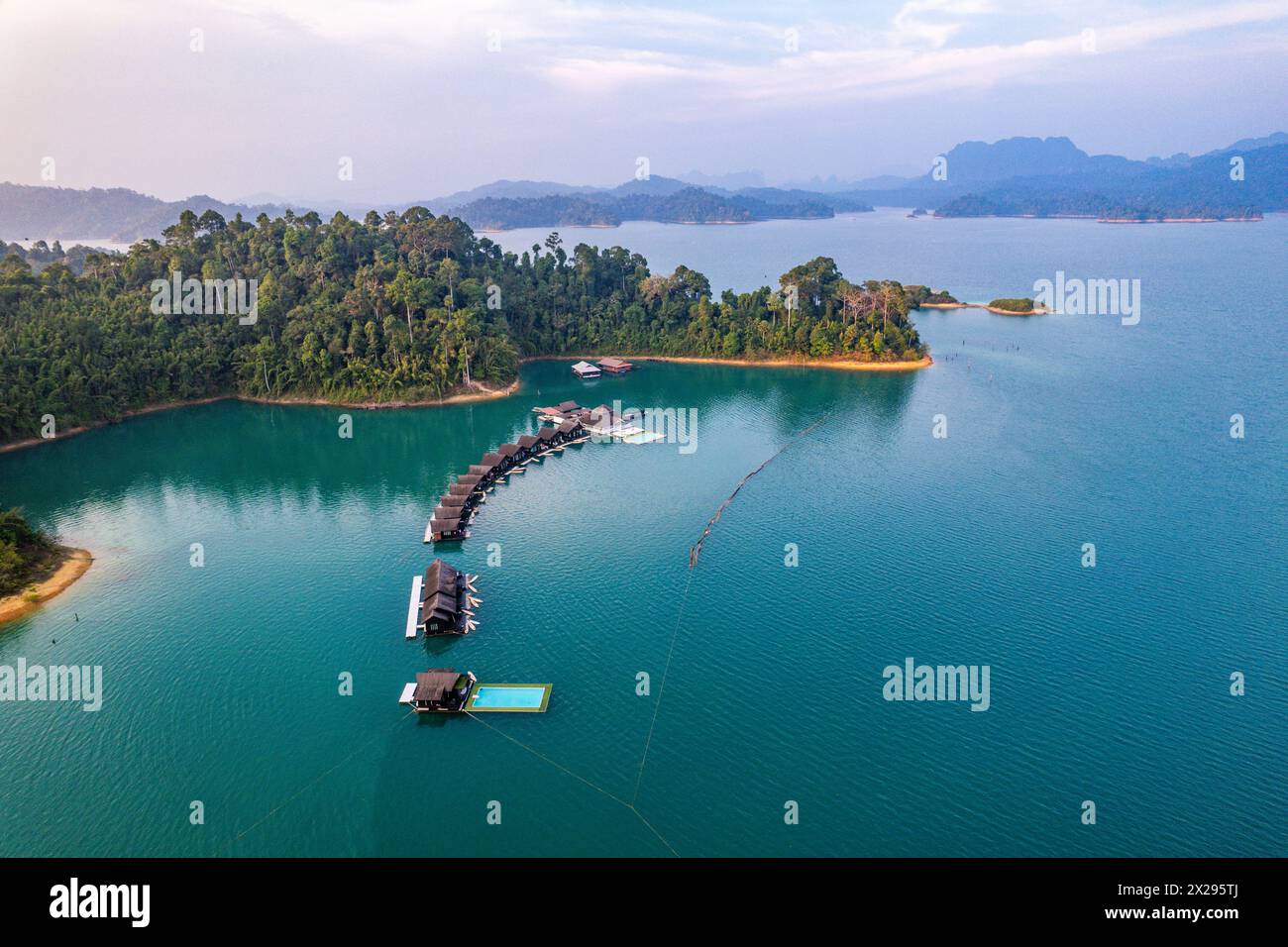 Bungalow galleggiante sul lago Cheow lan nel Parco Nazionale di Khao Sok a Surat Thani, Thailandia Foto Stock